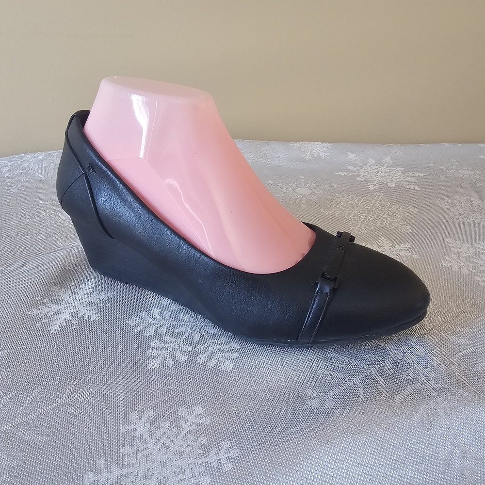 Black Wedge Pump with Metal Detail Faux Leather Chelsee Black Sz 8